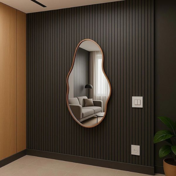 Organischer Wandspiegel mit Kunstlederrahmen